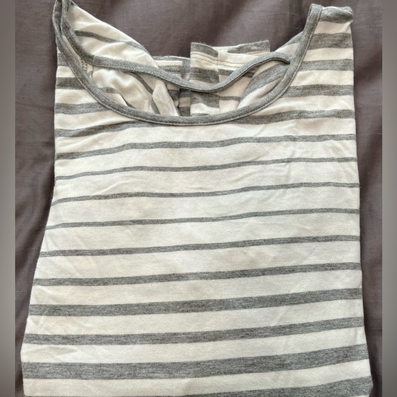 Women’s BKE top cream and grey. Keyhole and crisscross design on back. - Picture 4 of 5